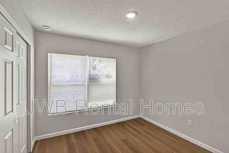 9137 12th Ave - Photo 5 of 11