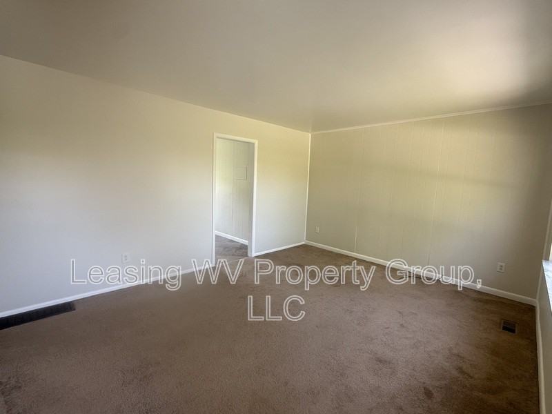 1 Surrey Dr - Photo 4 of 6