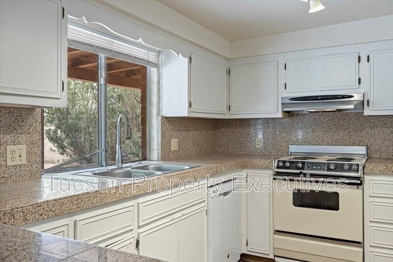 3534 N Palmer Dr - Photo 2 of 29