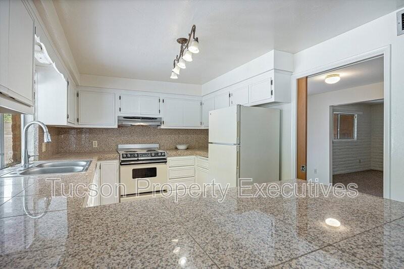 3534 N Palmer Dr - Photo 3 of 29