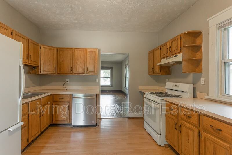 1529 N 24th St - Photo 3 of 43