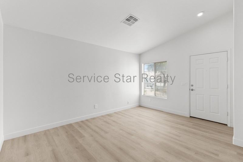 22010 W Solano Dr - Photo 4 of 25