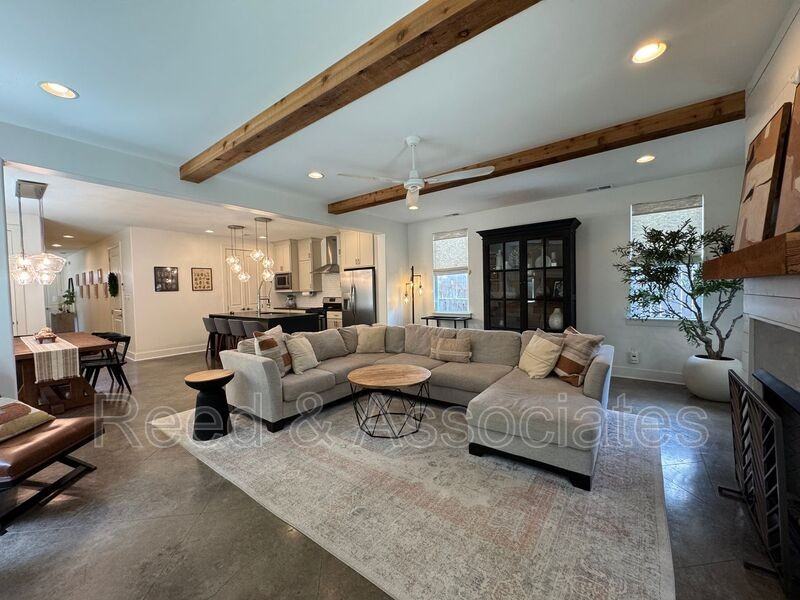 1080 Blythe St - Photo 3 of 12