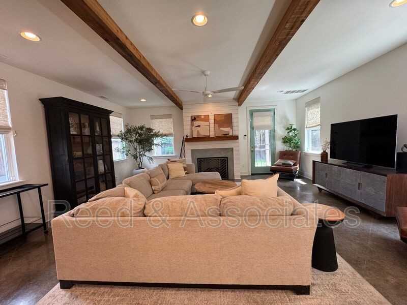 1080 Blythe St - Photo 4 of 12