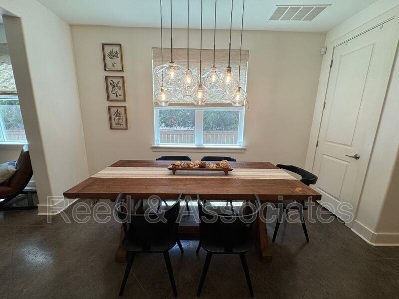 1080 Blythe St - Photo 5 of 12