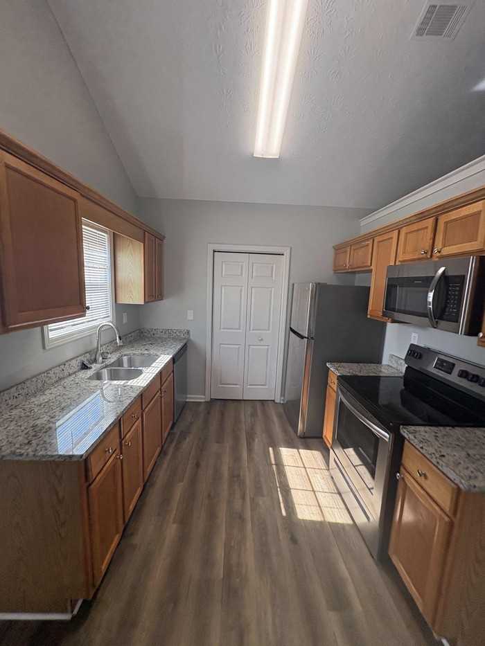 508 Bridgeport Pl - Photo 4 of 48