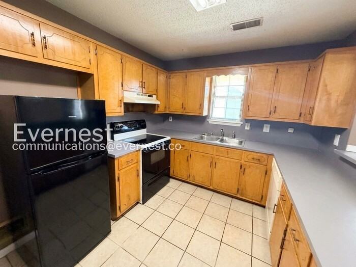 2543 Hampstead Dr - Photo 4 of 22