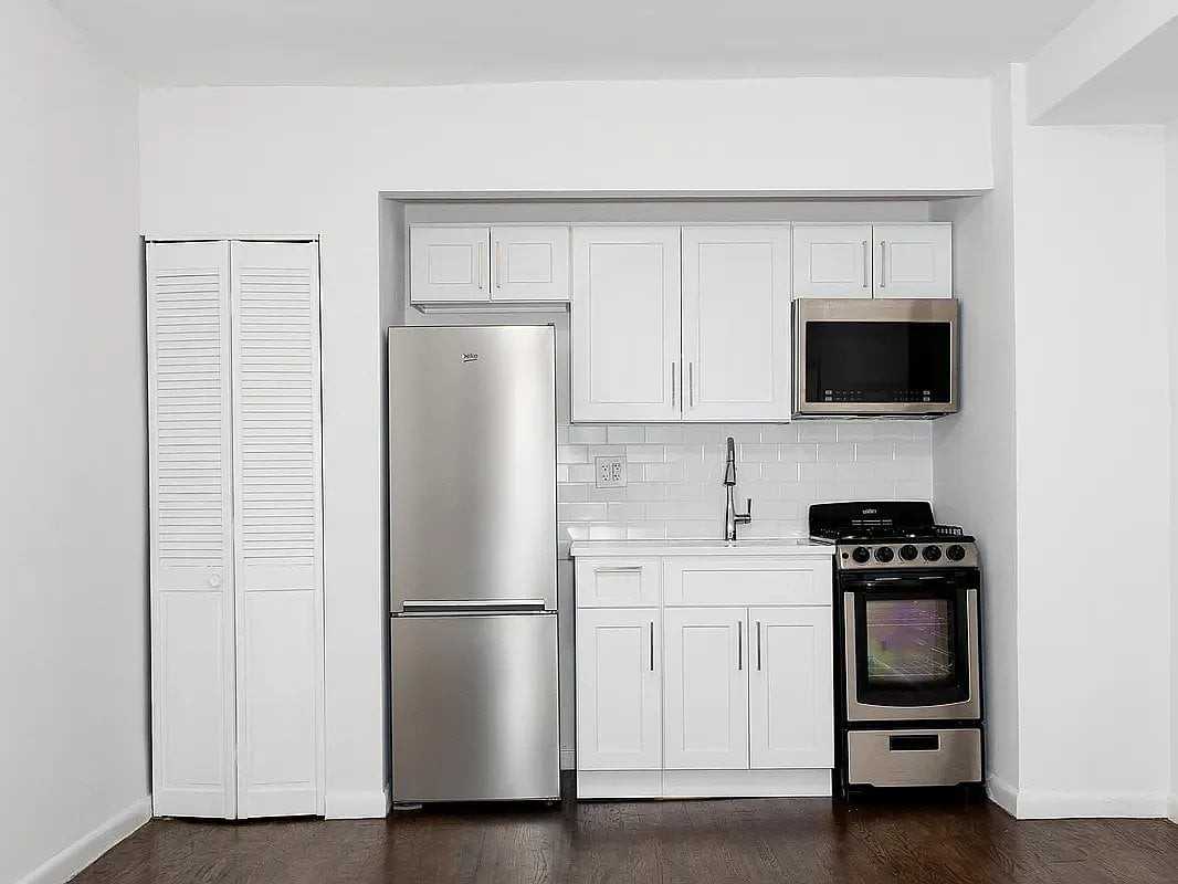 32 Cornelia St #42 - Photo 3 of 8
