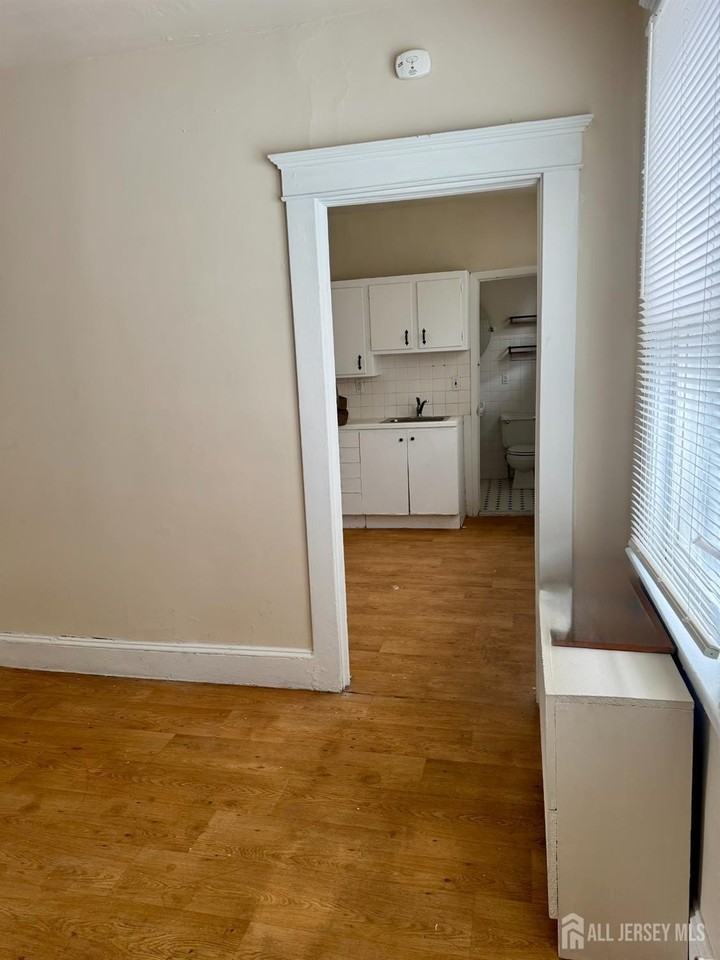 127 Main St #B - Photo 4 of 11
