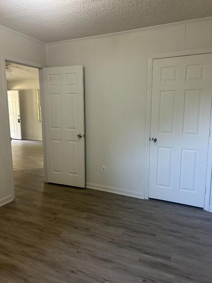 208-210 Dent Ln Duplex - Photo 3 of 7