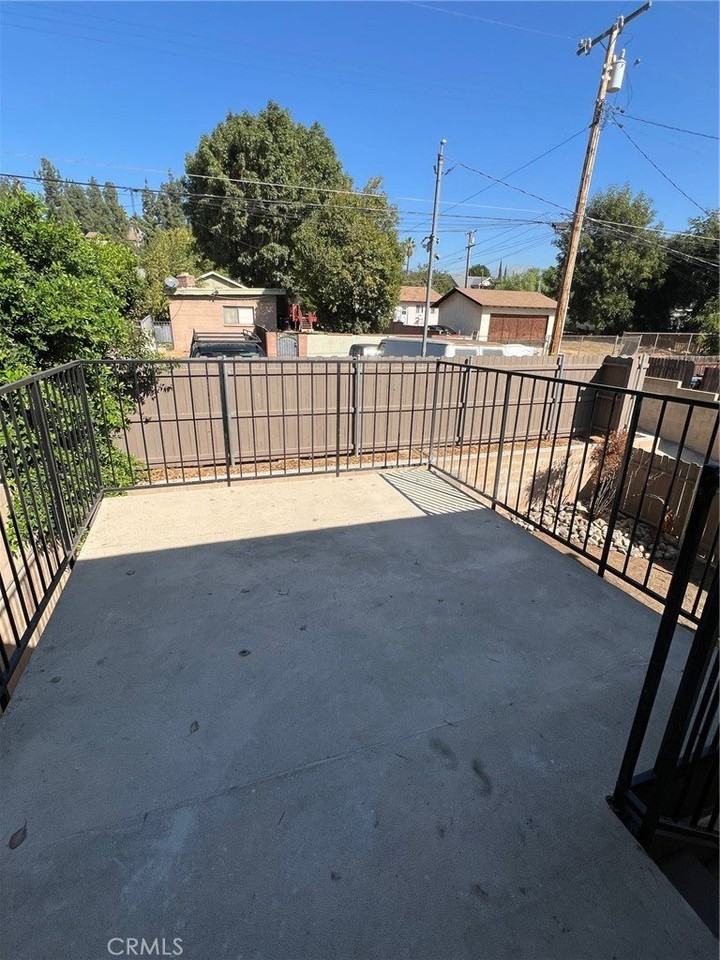 235 W 4th St - Photo 4 of 30