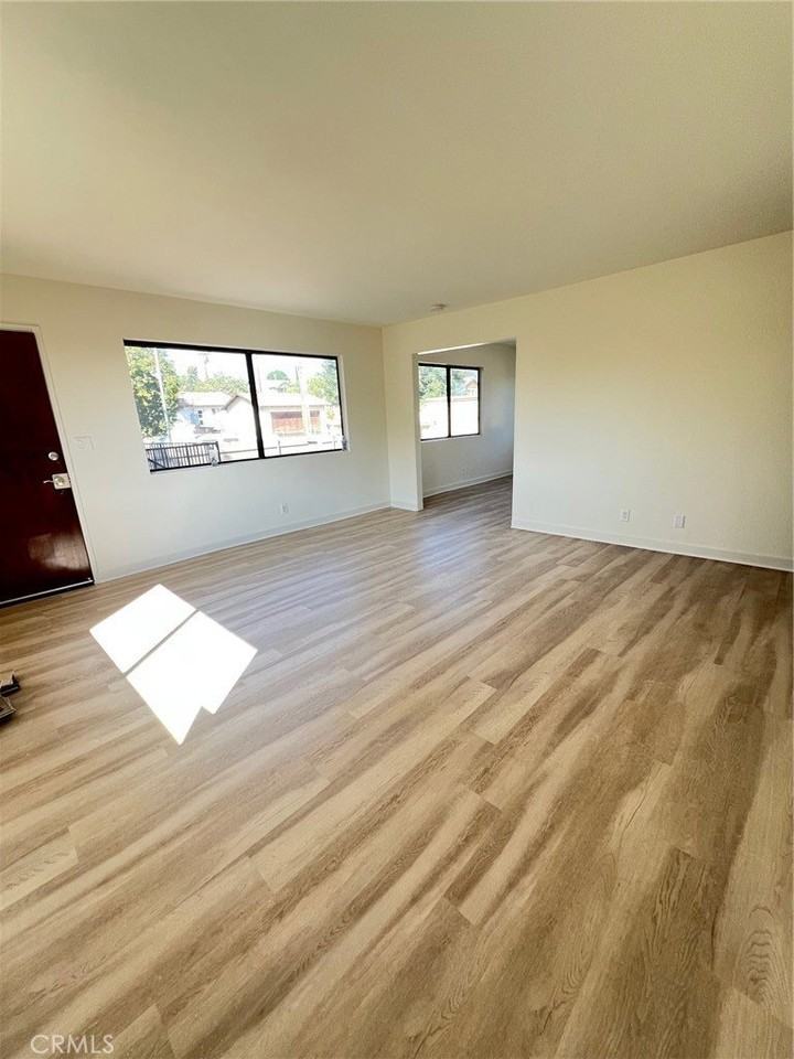 235 W 4th St - Photo 6 of 30