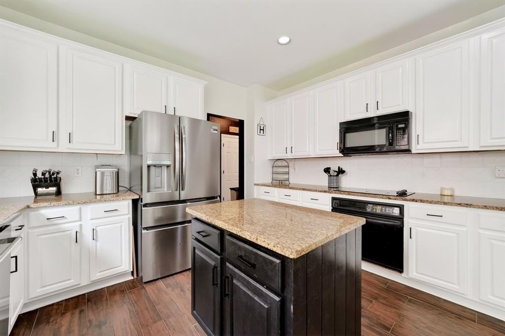 8310 Sawgrass Ln - Photo 6 of 40