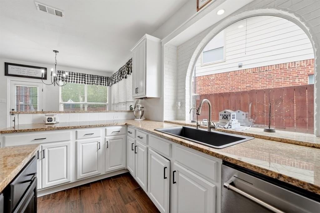 8310 Sawgrass Ln - Photo 7 of 40