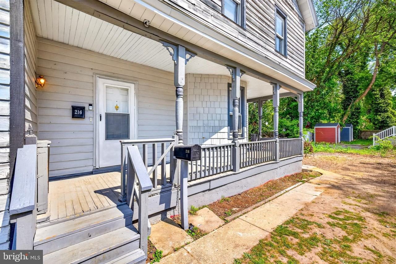216 W Division St - Photo 2 of 15