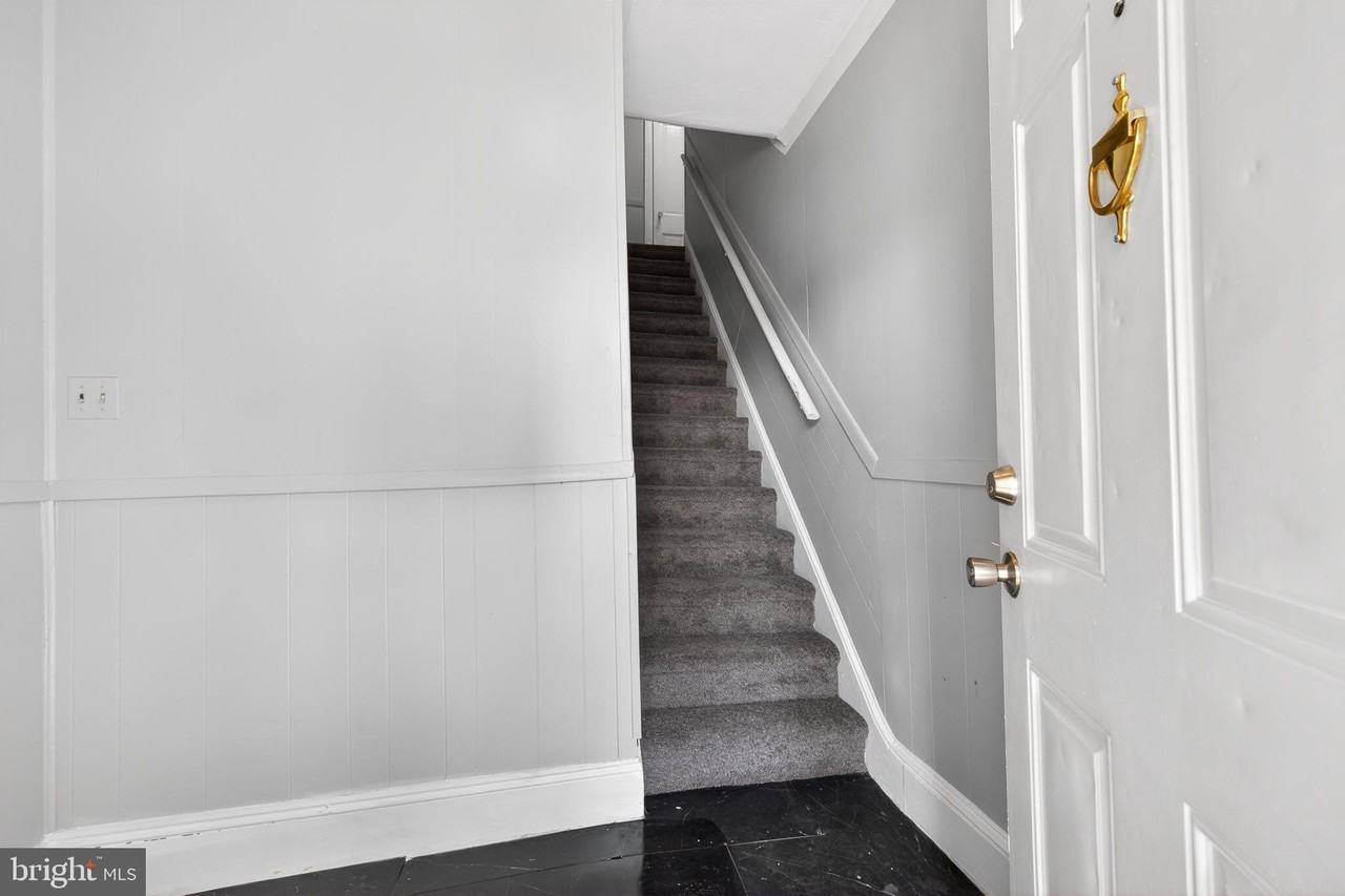 216 W Division St - Photo 3 of 15