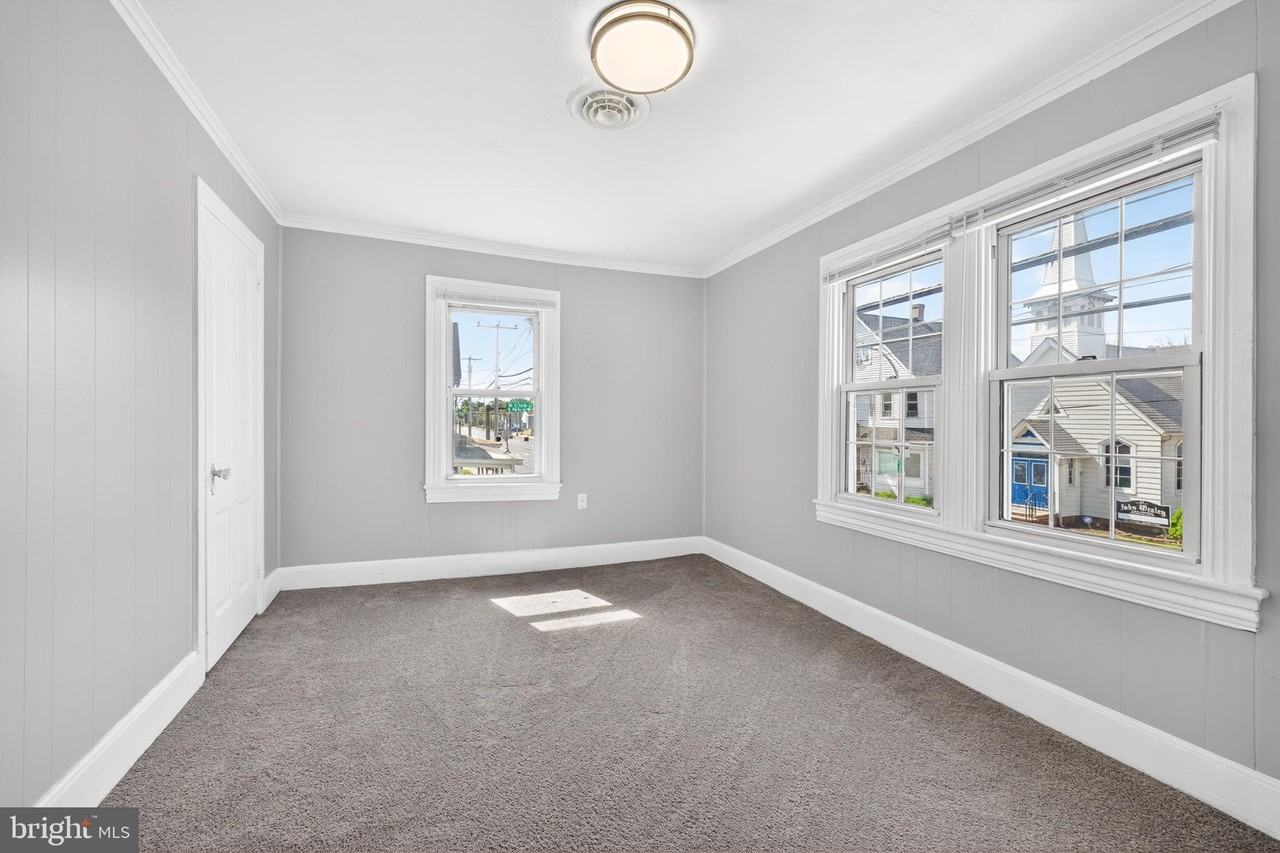 216 W Division St - Photo 5 of 15