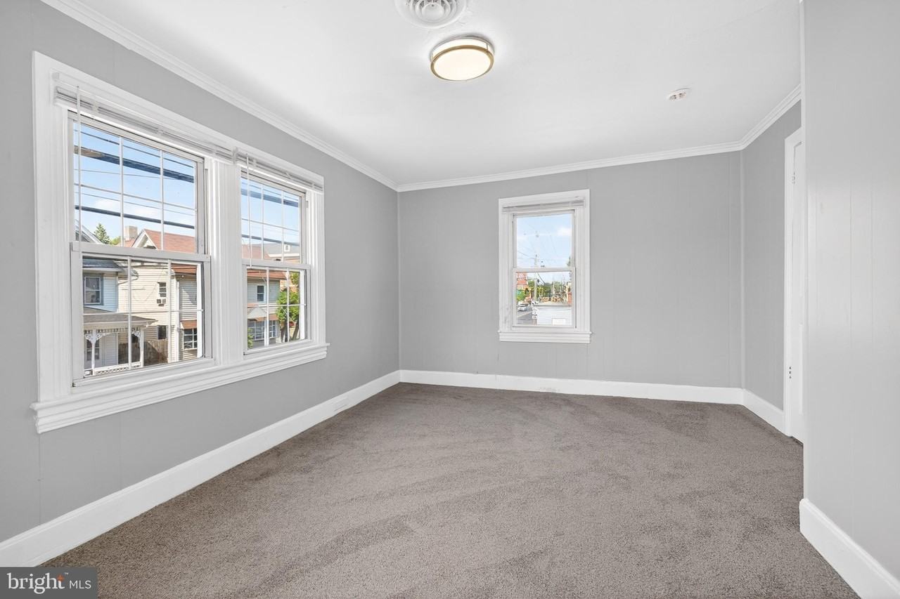 216 W Division St - Photo 6 of 15