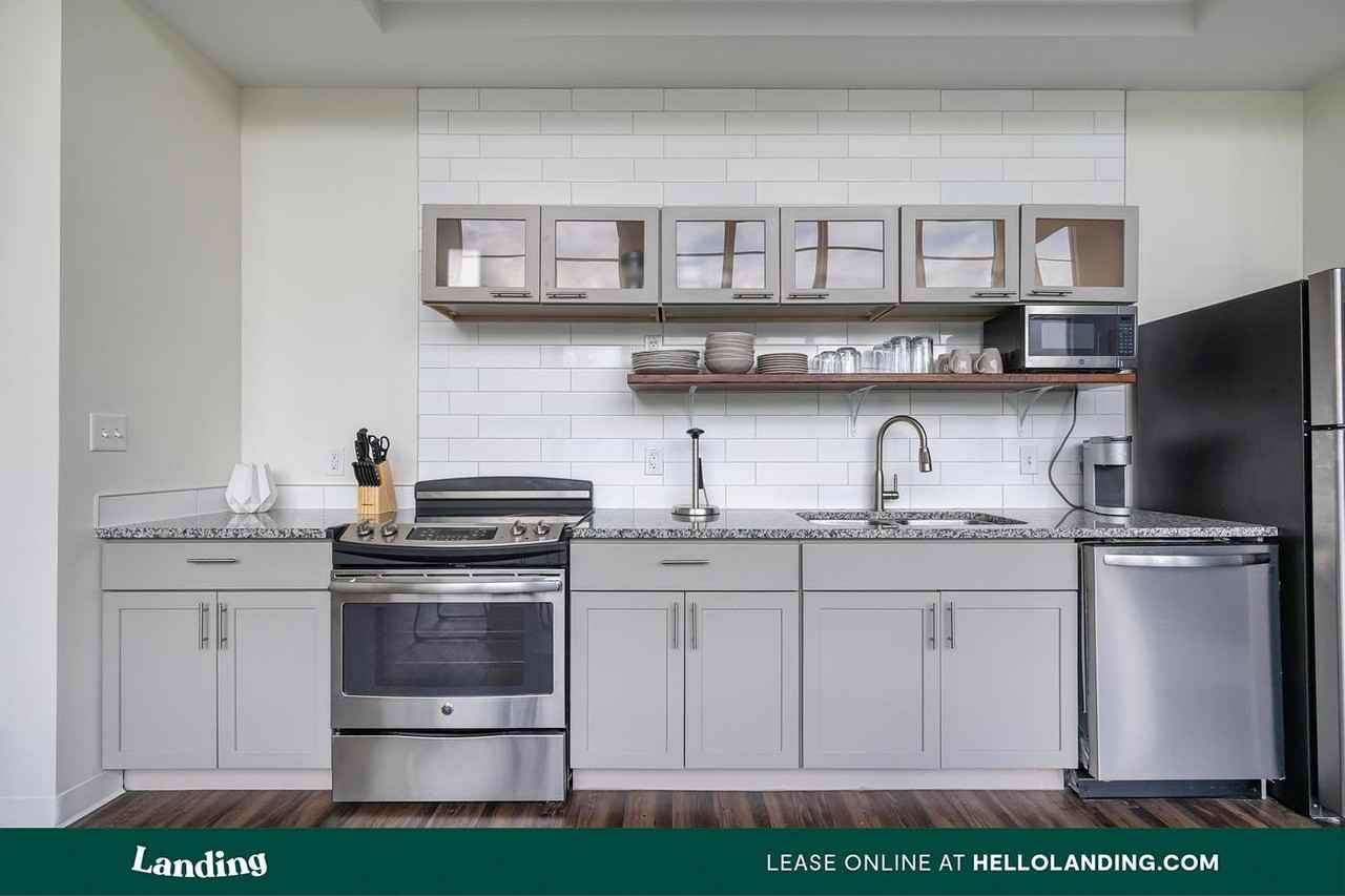 1936 Summit St - Photo 6 of 50