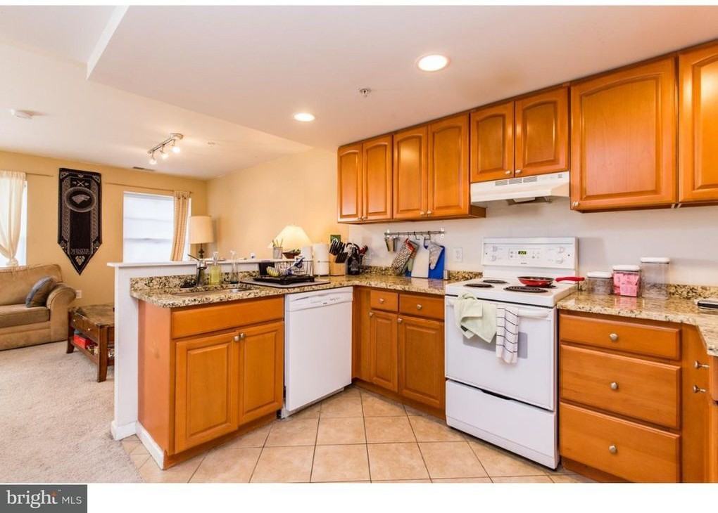 735 Walnut St ##3 - Photo 2 of 29