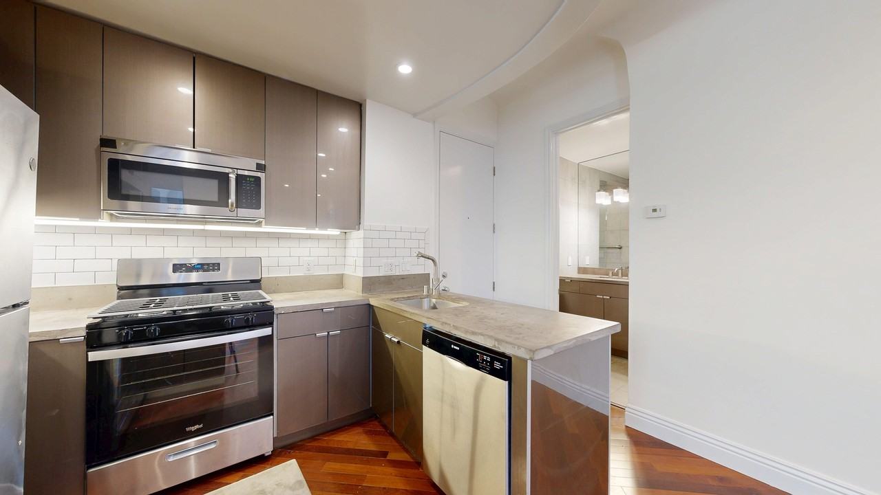 1048 Pacific Ave - Photo 4 of 17