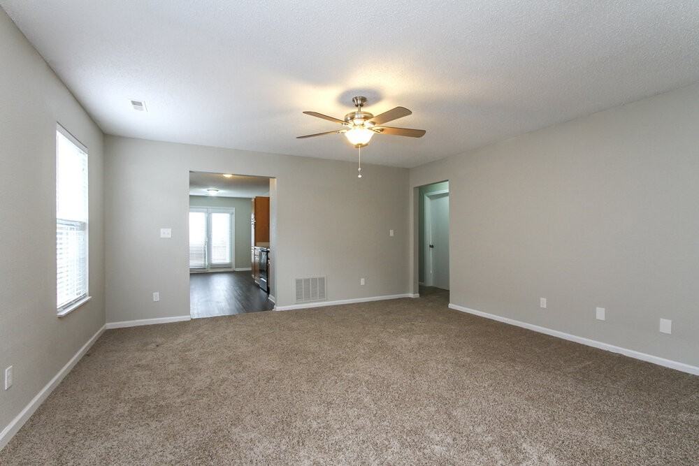 652 Locust Grove Ln - Photo 4 of 19