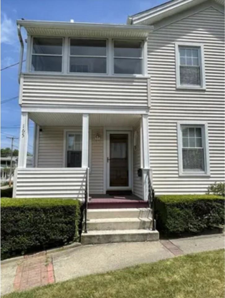 165 Derby Ave - Photo 3 of 10