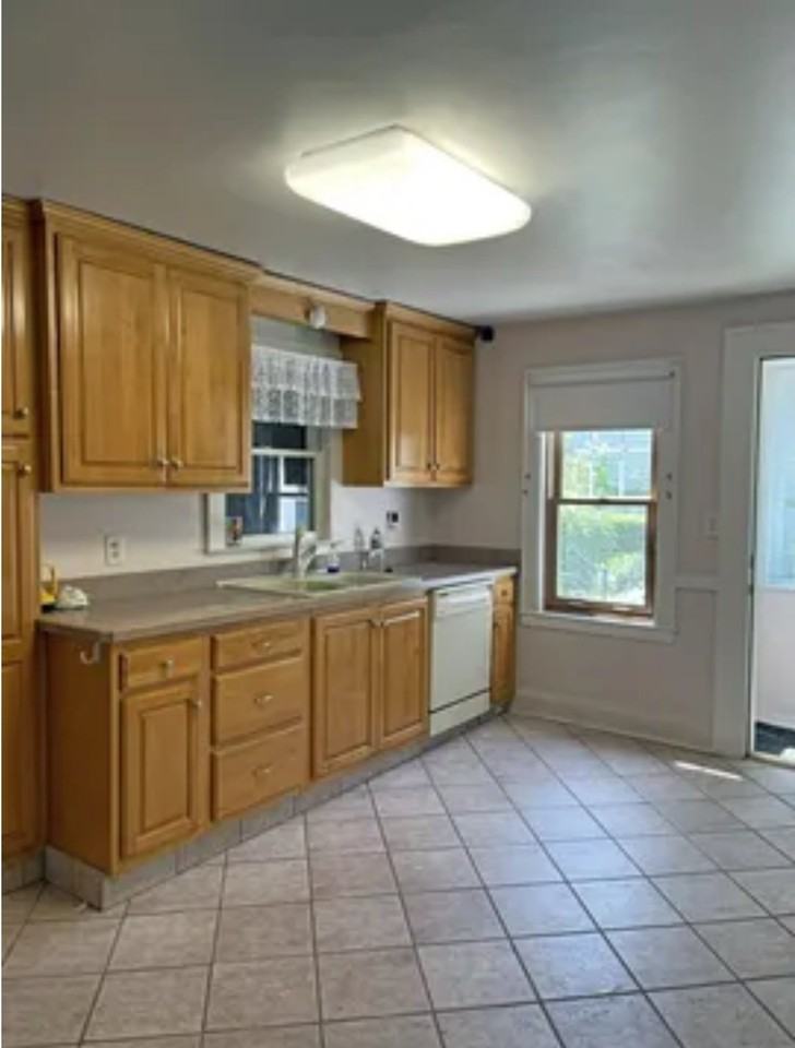 165 Derby Ave - Photo 4 of 10