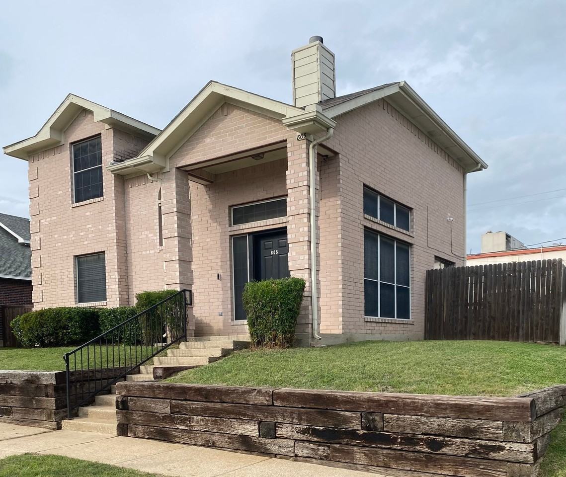 805 Greenridge Dr - Photo 2 of 17