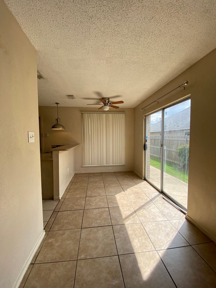 805 Greenridge Dr - Photo 3 of 17