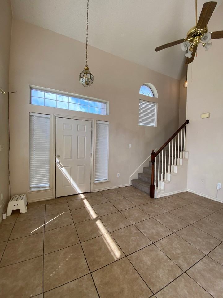 805 Greenridge Dr - Photo 5 of 17