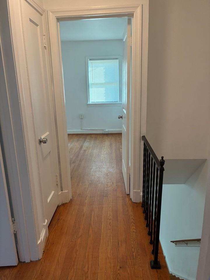 425 Oakwood St Se - Photo 3 of 9