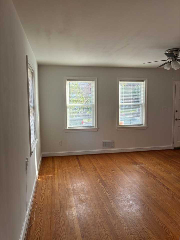 425 Oakwood St Se - Photo 5 of 9