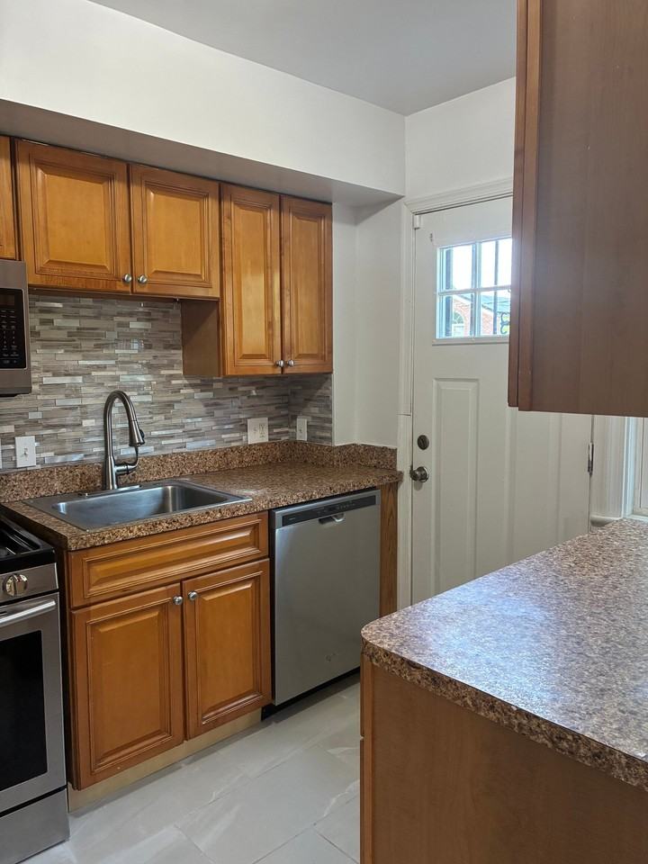 425 Oakwood St Se - Photo 6 of 9