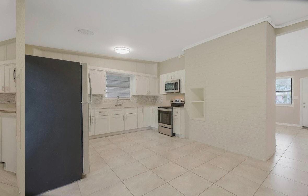 8526 Bengalin Ave - Photo 4 of 10