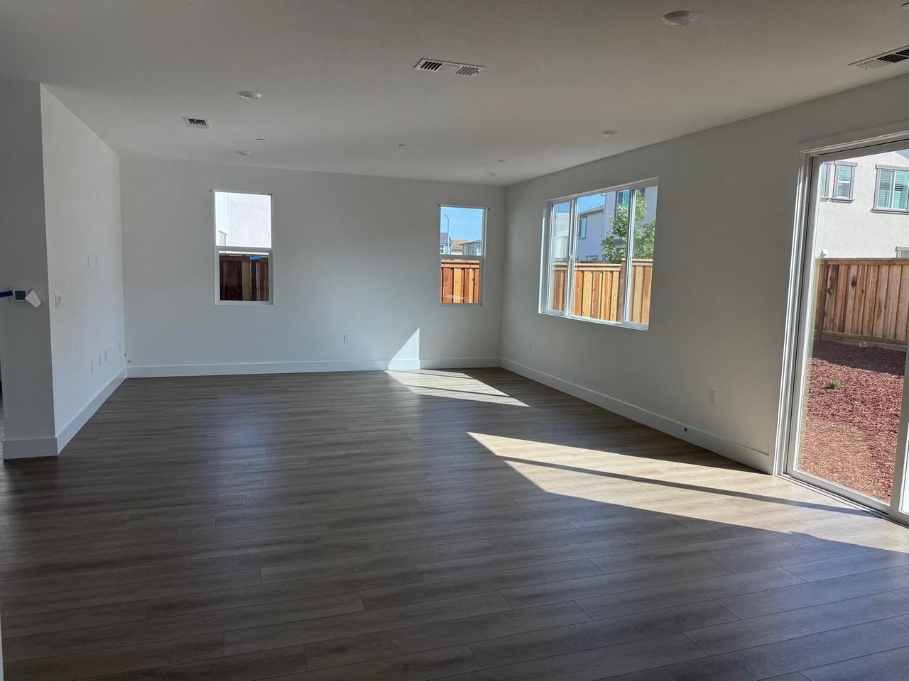 2836 Wrangell St - Photo 5 of 16