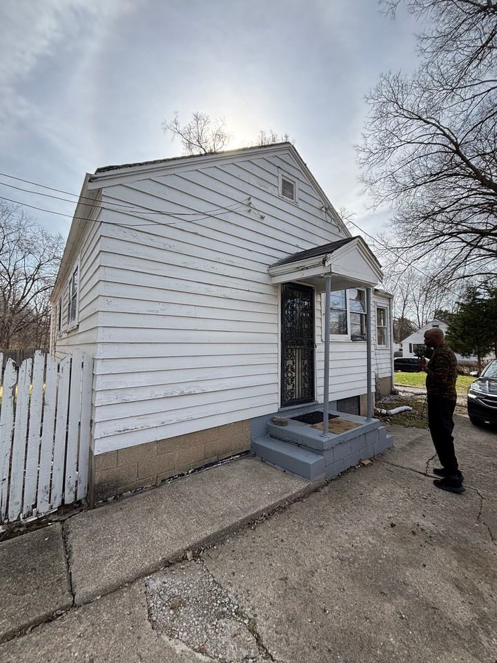 2211 W Butler St - Photo 2 of 20