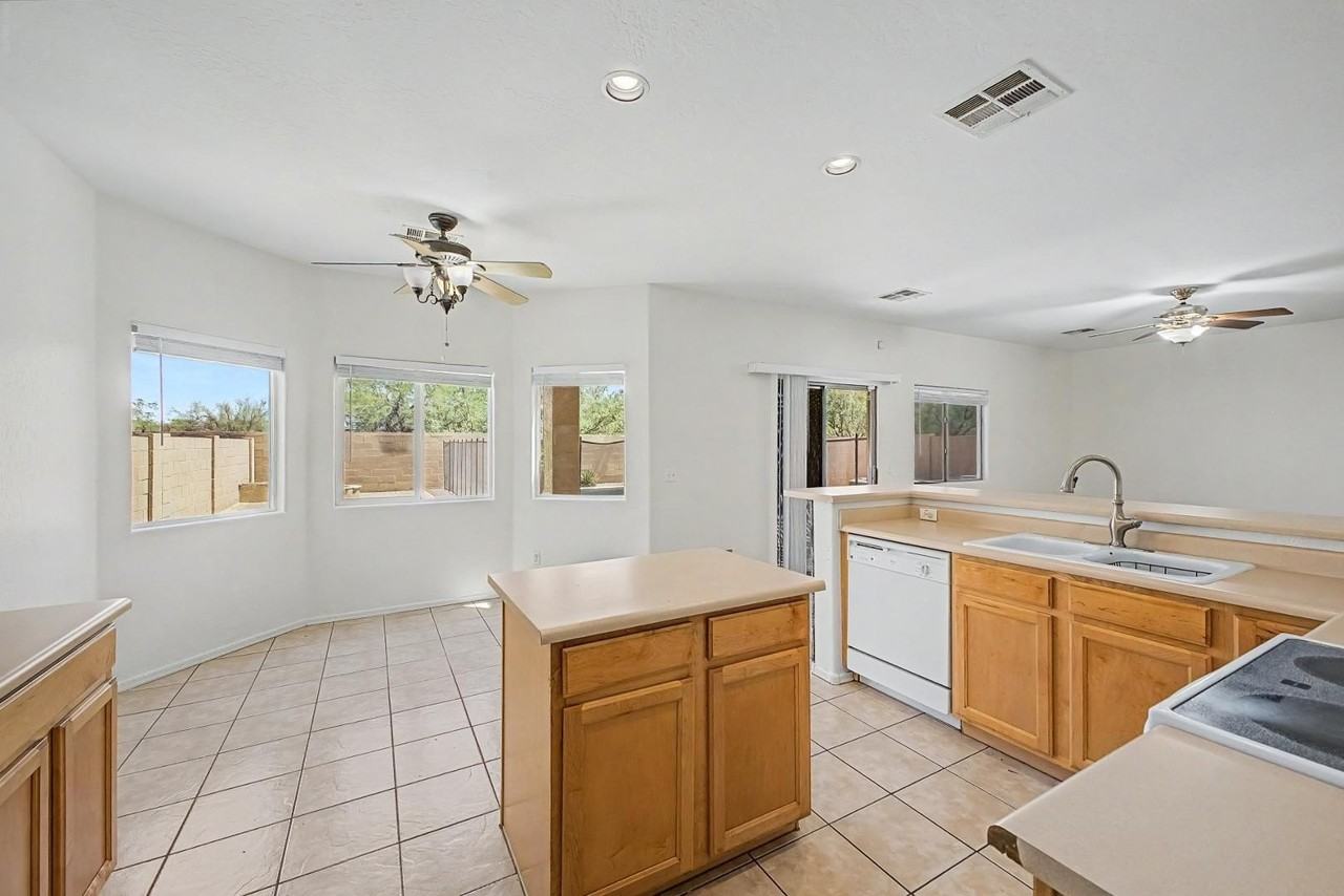 16121 N 168th Ave - Photo 4 of 39