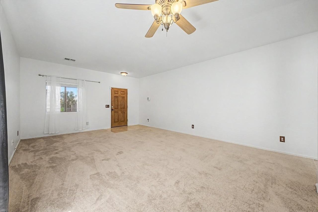 16121 N 168th Ave - Photo 5 of 39