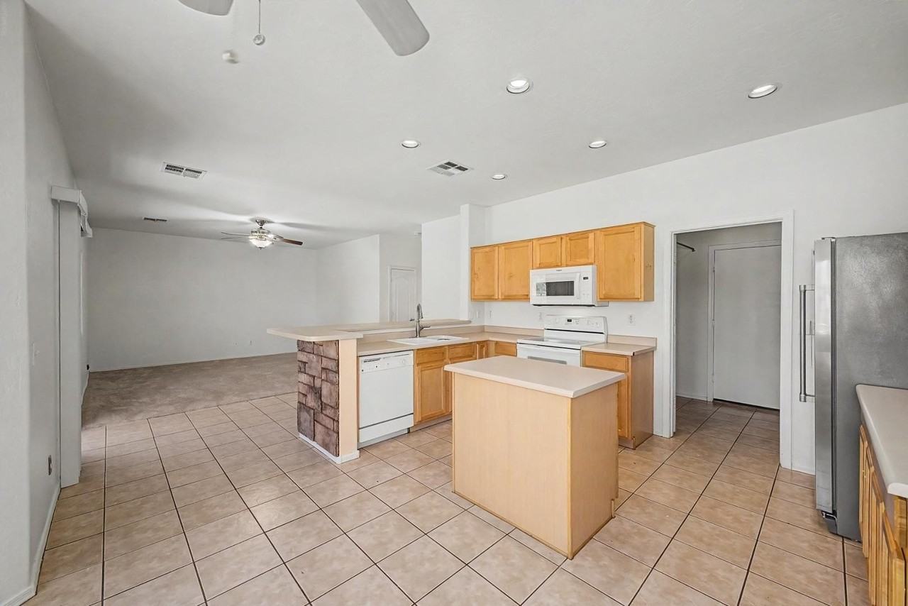 16121 N 168th Ave - Photo 6 of 39