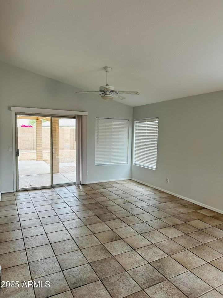 9426 W Monroe St - Photo 7 of 14