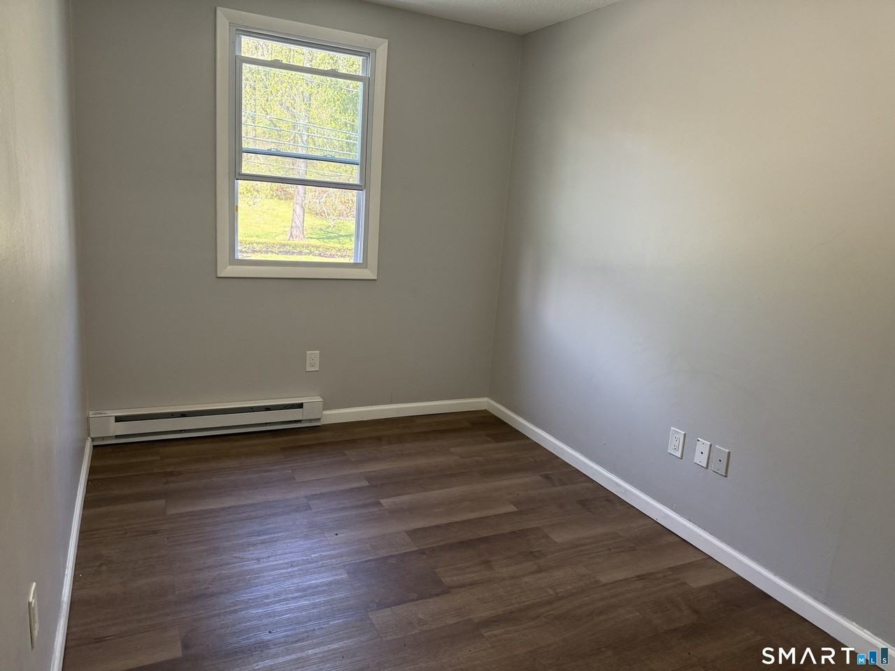 682 Old Colony Rd - Photo 3 of 7