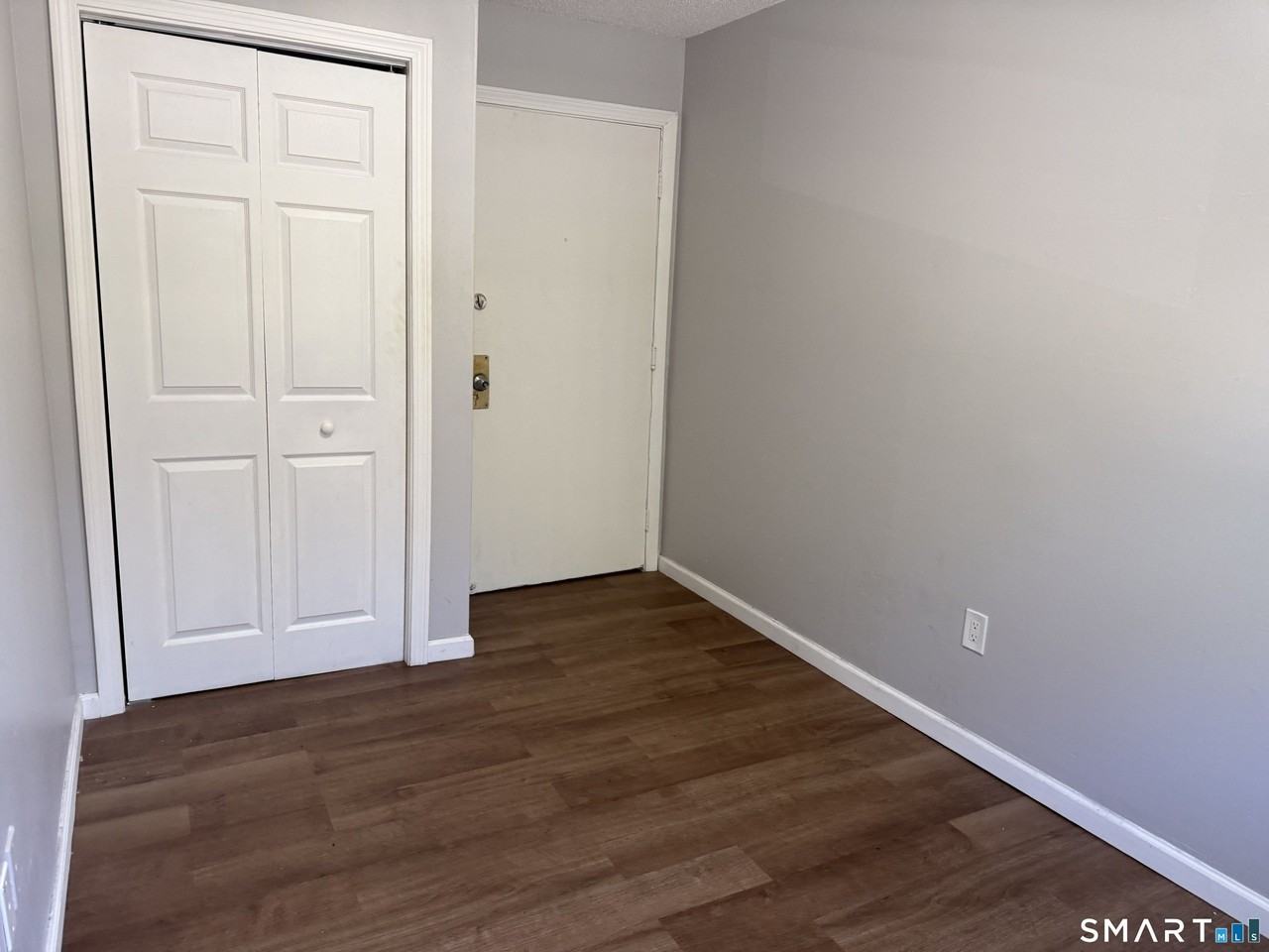 682 Old Colony Rd - Photo 4 of 7