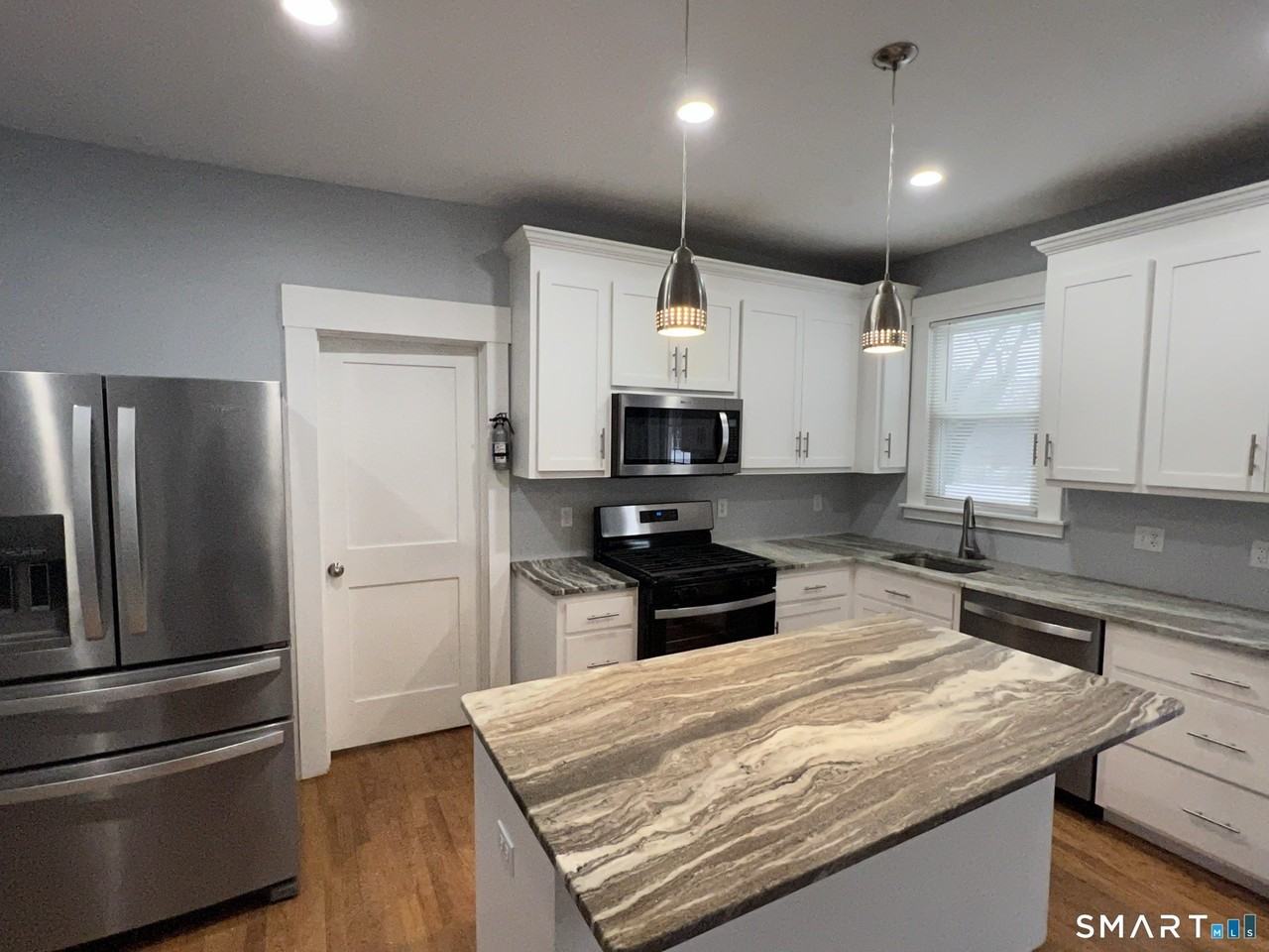 1546 Whitney Ave - Photo 5 of 21