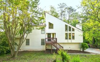 featured image of 3950 Lookout Point Dr