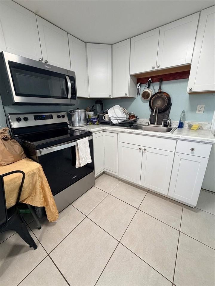 2216 Webber St #C - Photo 3 of 11