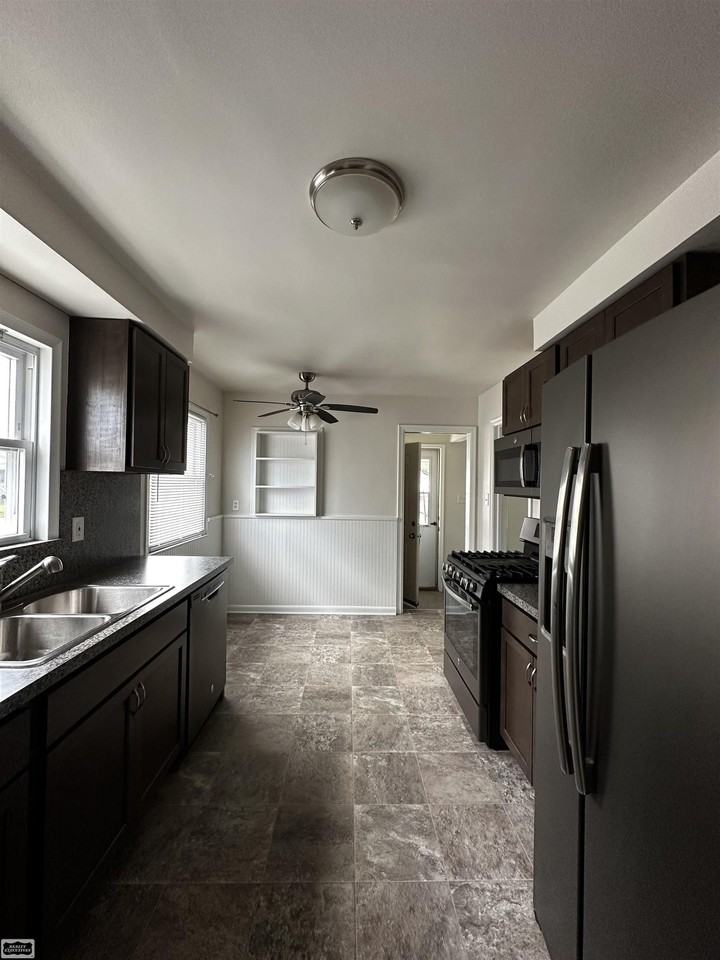 24676 Lambrecht Ave - Photo 5 of 13