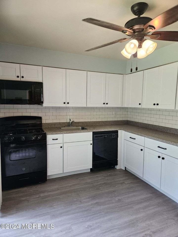 405 Cynthia Ct - Photo 2 of 12