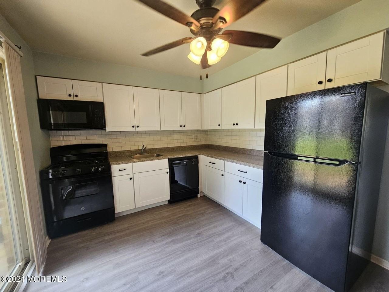 405 Cynthia Ct - Photo 4 of 12