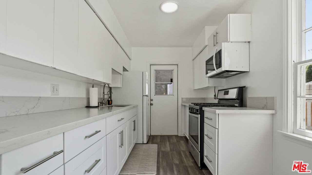 13842 Hamlin St - Photo 2 of 8